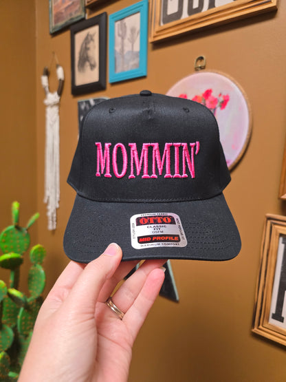 MOMMIN' Trucker Hat [black]
