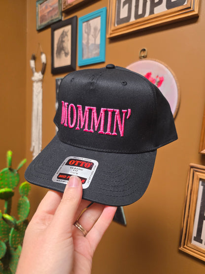 MOMMIN' Trucker Hat [black]