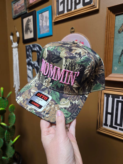 MOMMIN' Trucker Hat [camo]